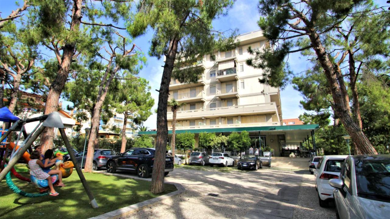 Hotel Pineta サン・ベネデット・デル・トロント エクステリア 写真