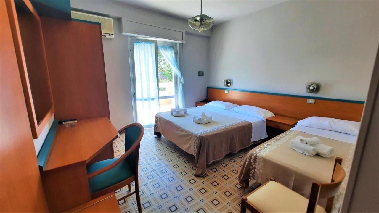 Hotel Pineta サン・ベネデット・デル・トロント エクステリア 写真